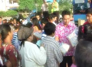 Pattaya Mayor hand out bags of rice to the needy.